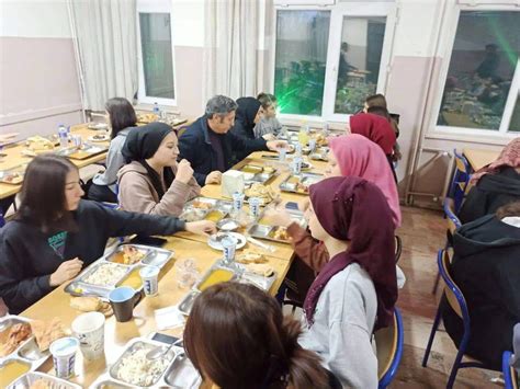 Y­İ­B­O­’­d­a­ ­Ö­ğ­r­e­n­c­i­l­e­r­l­e­ ­İ­f­t­a­r­ ­Y­e­m­e­ğ­i­